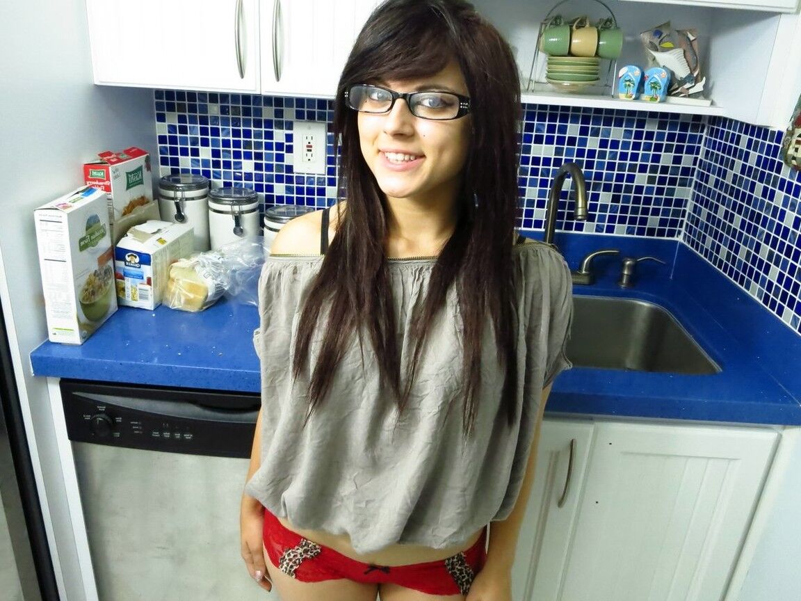 12P Nerdy teen Oxuanna Envy flaunts her bare ass after a kitchen handjob