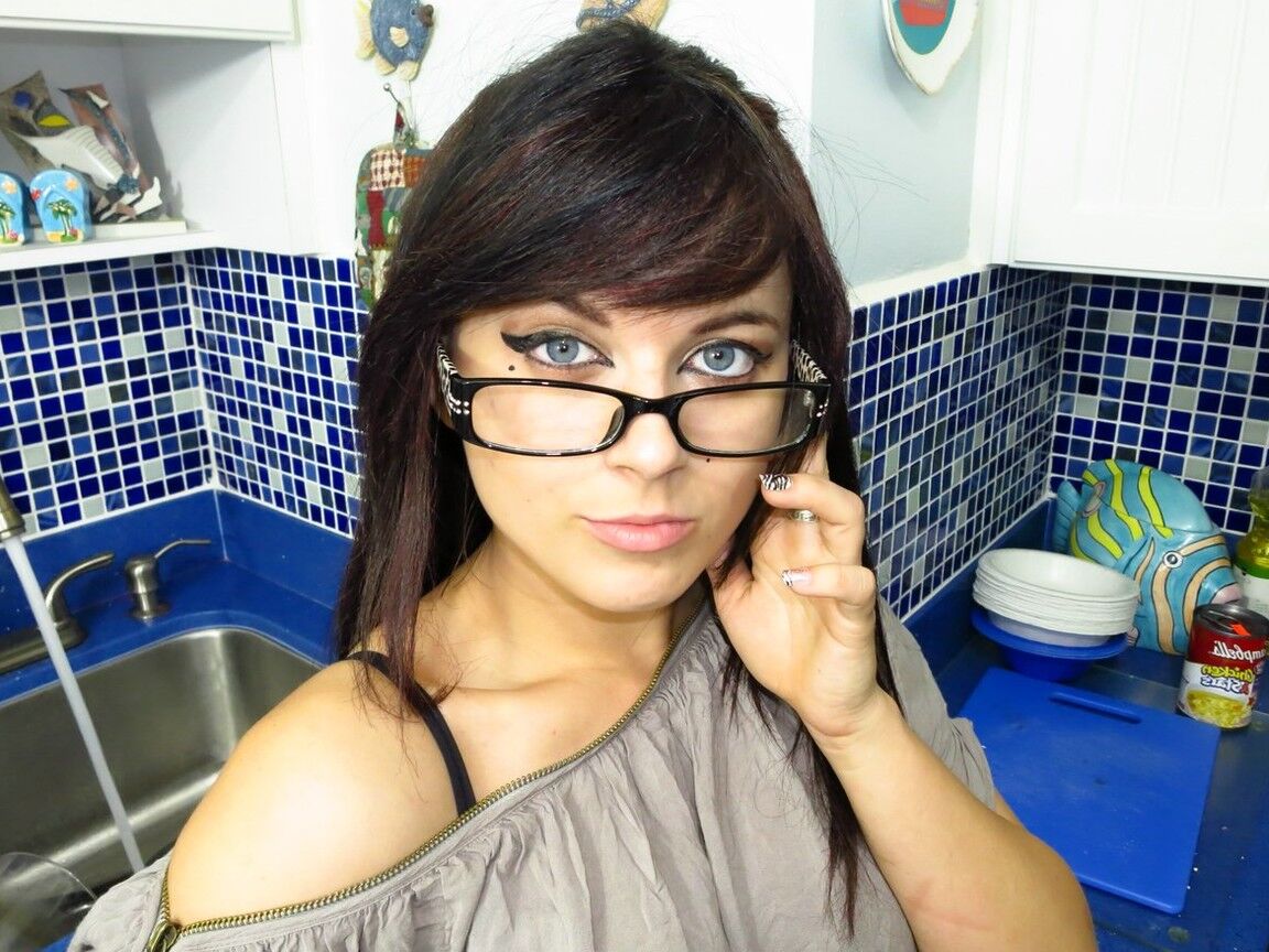 12P Nerdy teen Oxuanna Envy flaunts her bare ass after a kitchen handjob