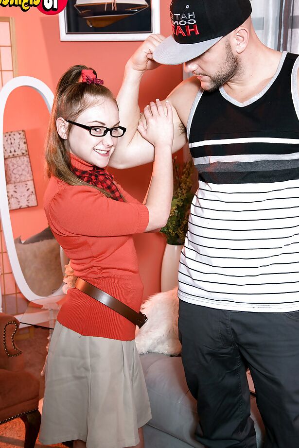 Óculos 16P usando a adolescente Lizzy Bell fazendo sexo hardcore com meias até os joelhos