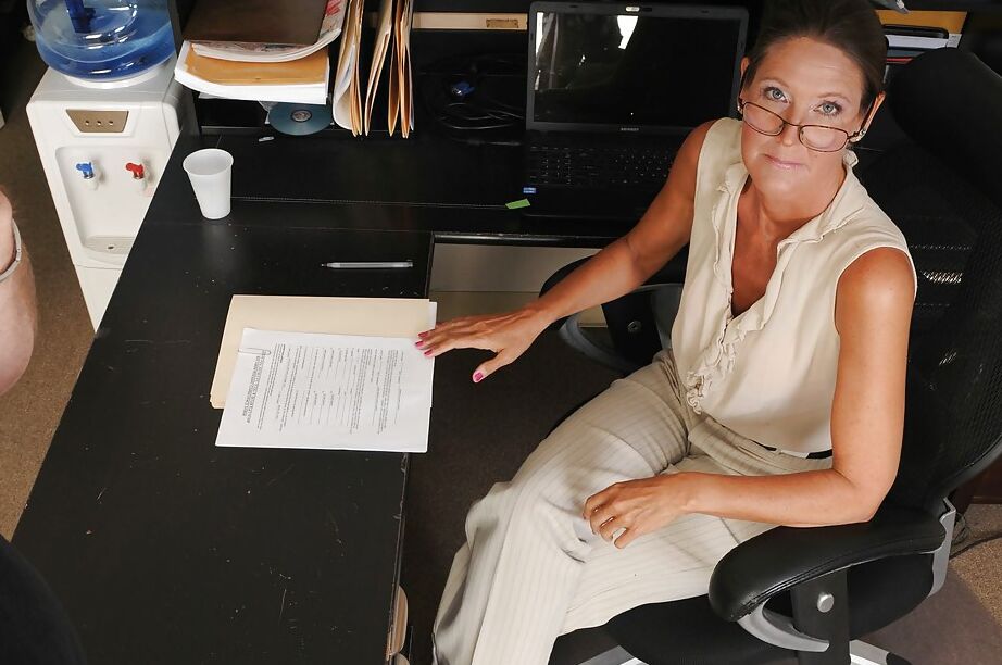 16P Señora madura sonriente con gafas es engañada para hacer una paja con final facial