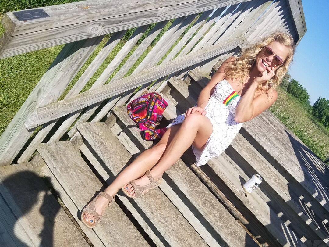 15P Rubia sexy con gafas de sol Conoce a Madden tomando el sol en topless en la naturaleza