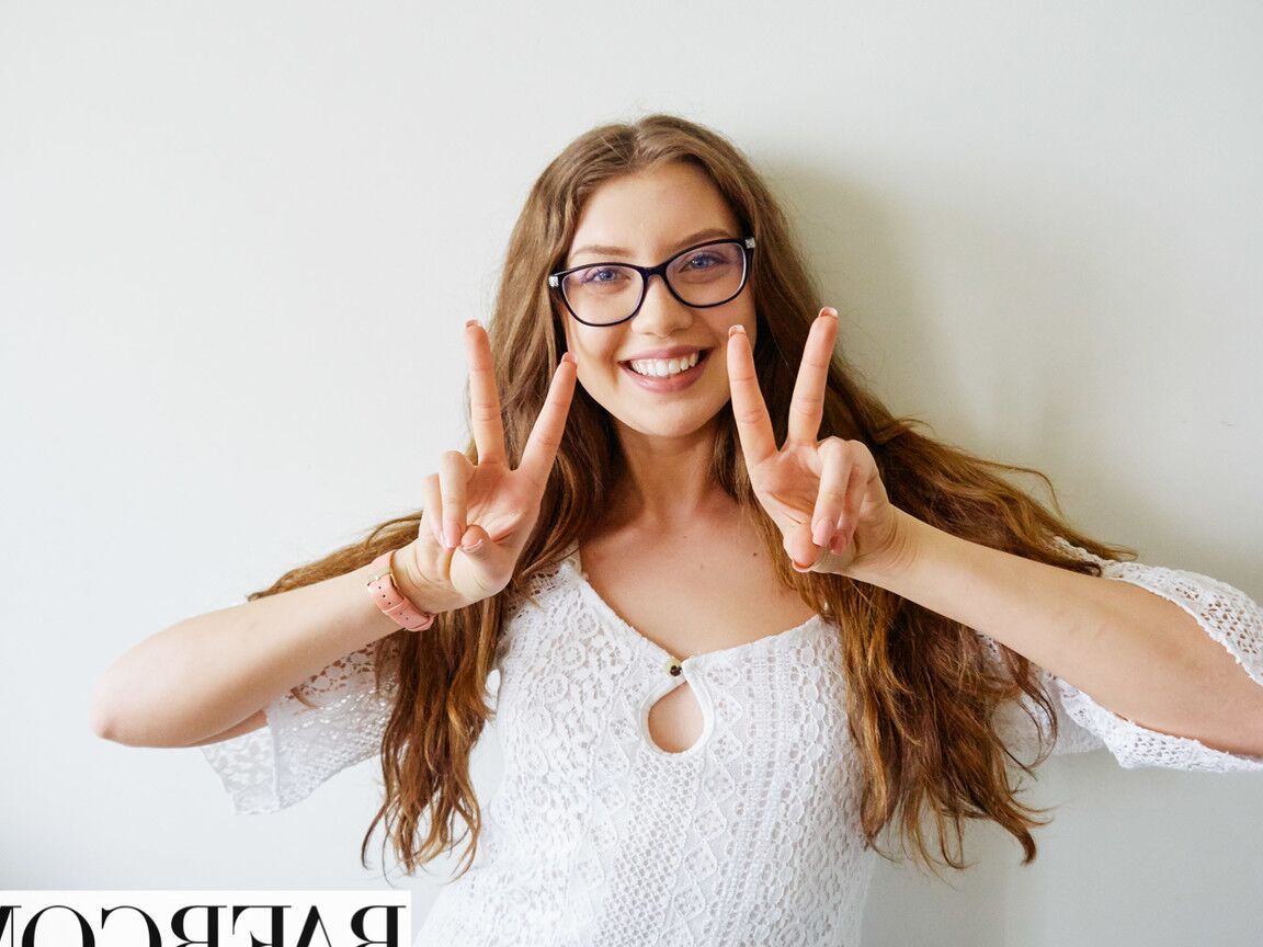 17P A adolescente nerd Elena Koshka tira a roupa e posa nua em um solo