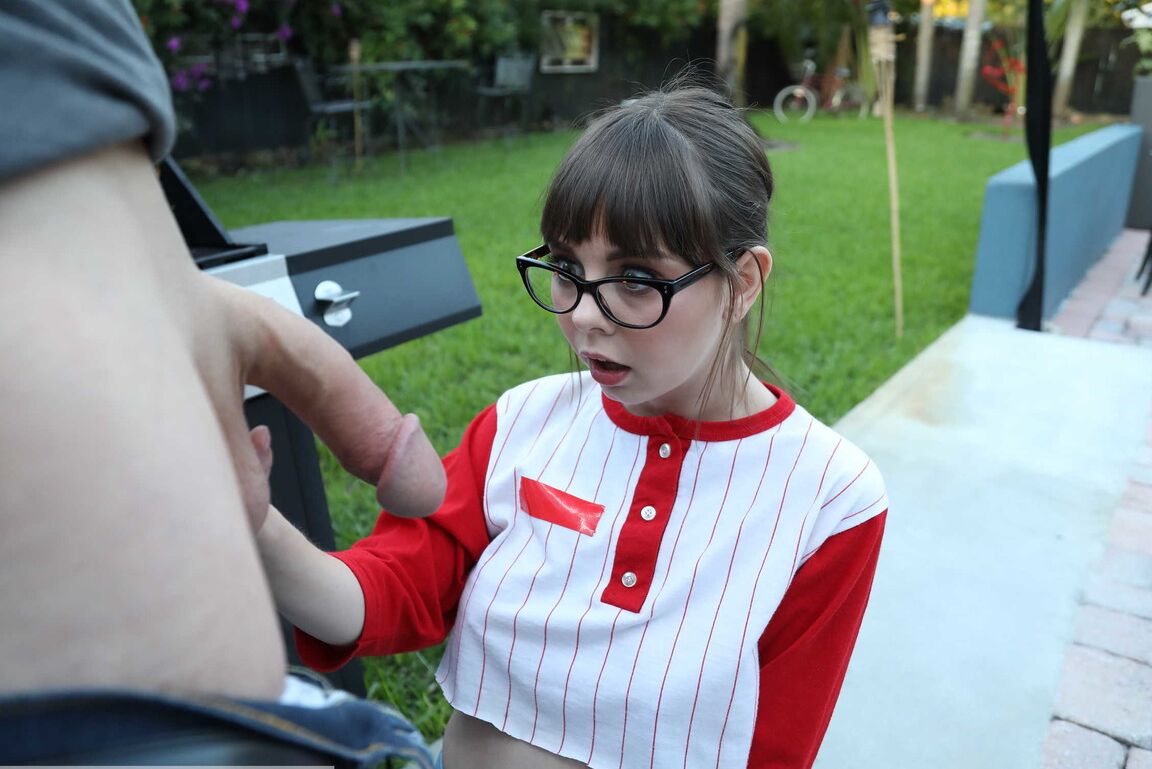 20P Adolescente sexy con gafas Shae Celestine mama una polla y se la follan al aire libre