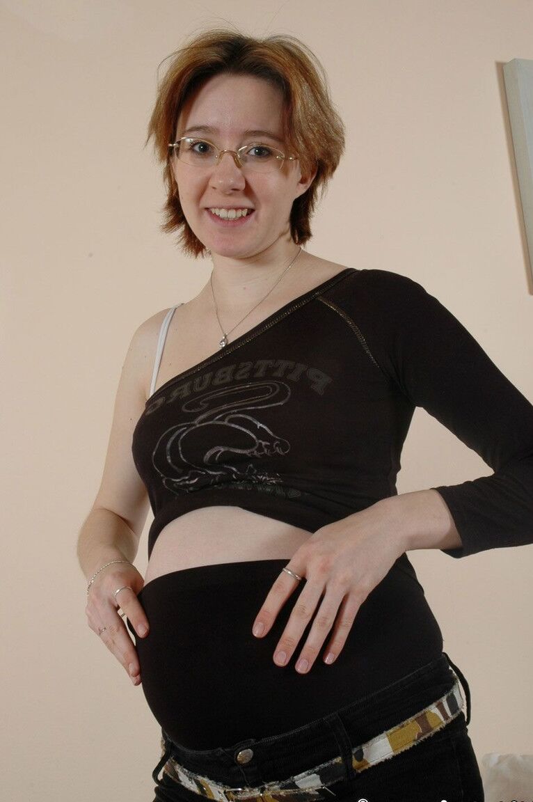 21P Embarazada amateur Kitty juega con sus tetas lactantes y su vagina peluda