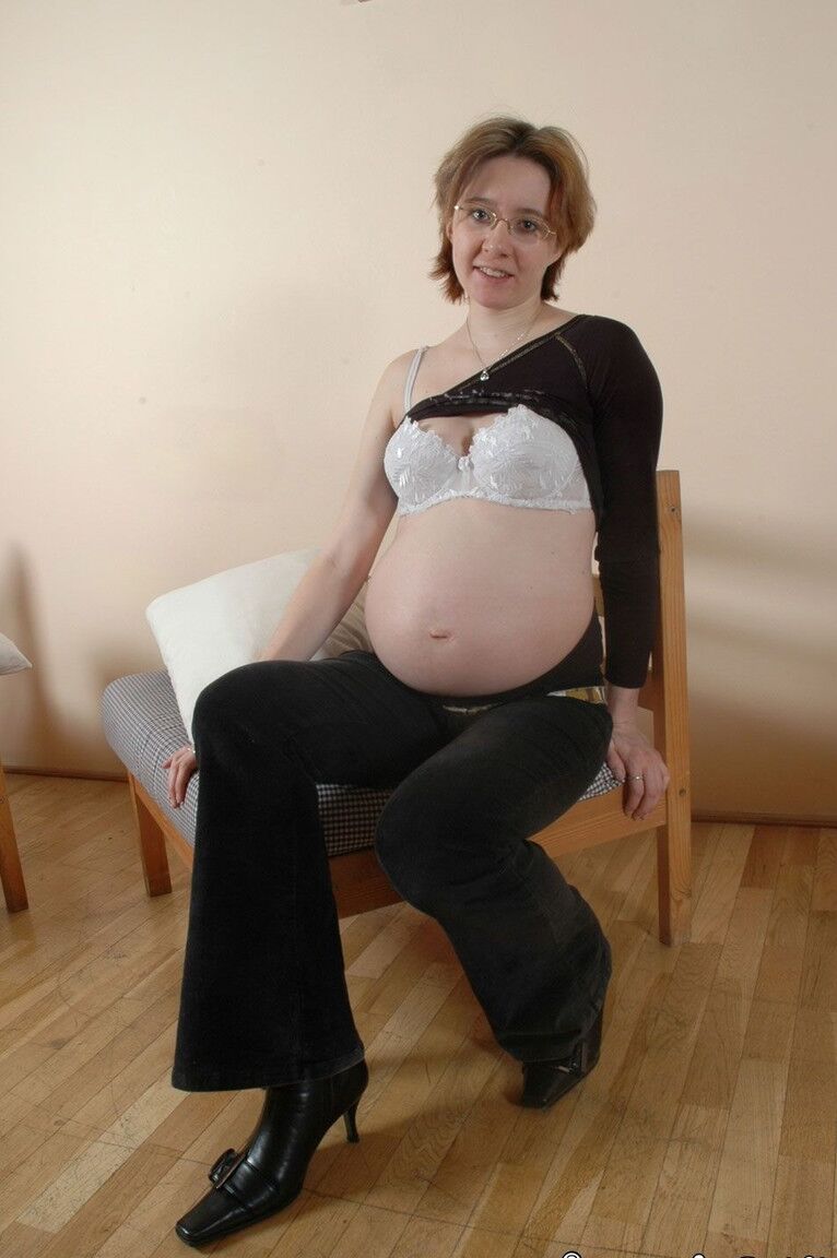 21P Embarazada amateur Kitty juega con sus tetas lactantes y su vagina peluda