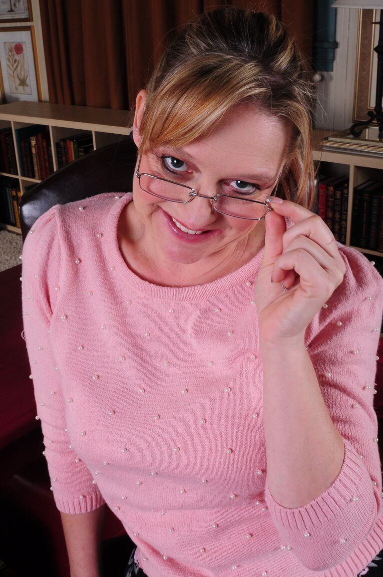 16P Preciosa profesora tetona desnudándose y posando