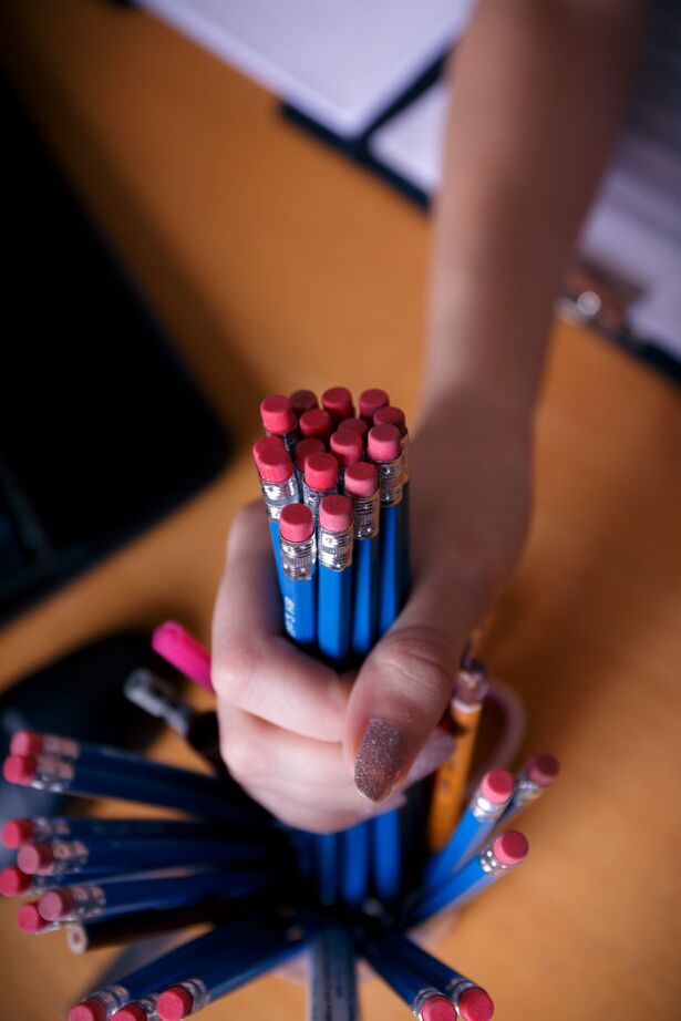 16P Rebeka Ruby, une adolescente en chaleur, enfonce une liasse de crayons dans sa chatte et son trou du cul.