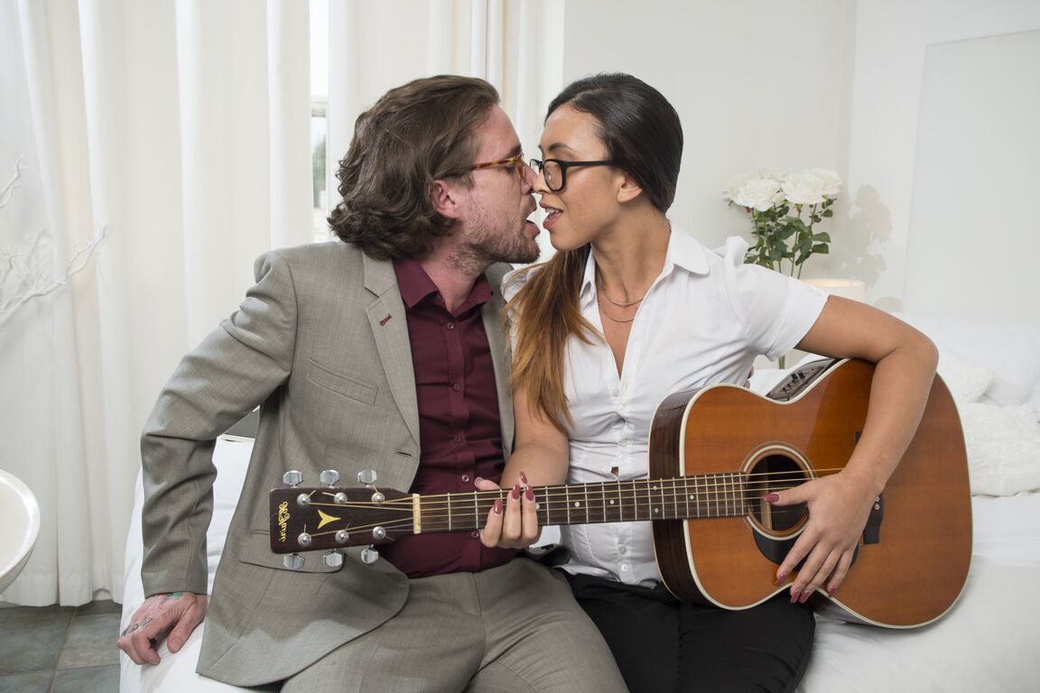 12P A garota nerd Hannah Shaw fode seu professor de violão durante uma cena de sedução