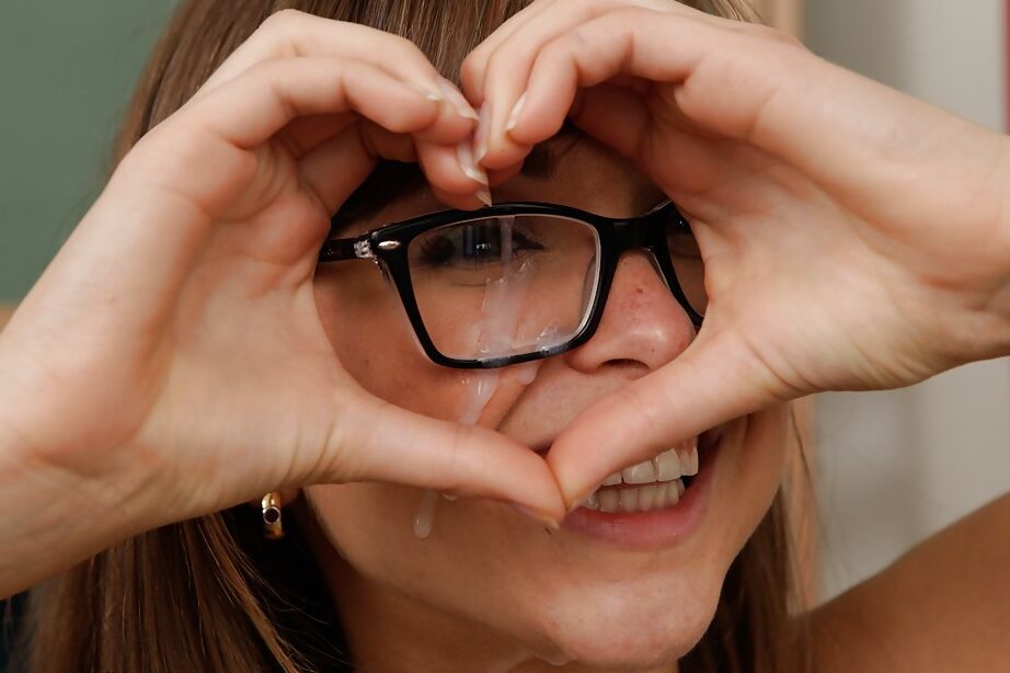 16P A linda estudante Riley Reid é fodida hardcore e facializada