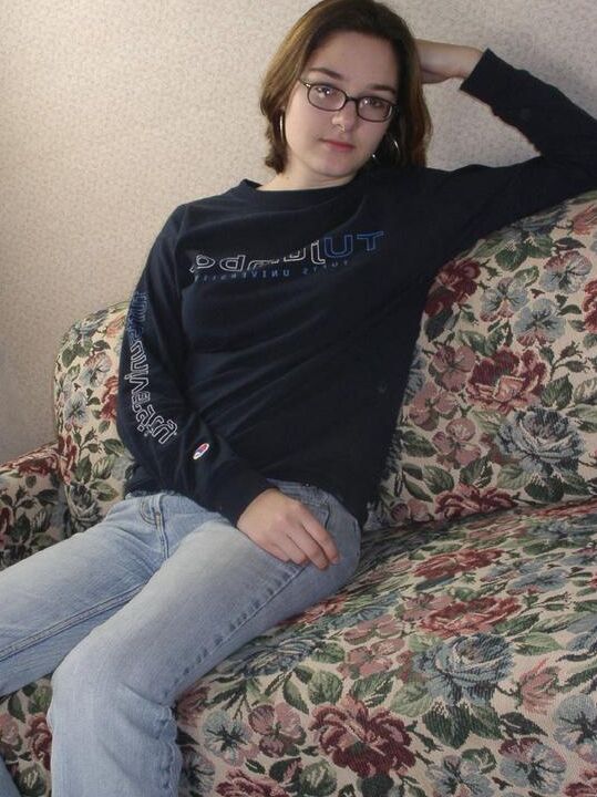 20P Adolescente nerd juega con su vagina naturalmente peluda después de desnudarse