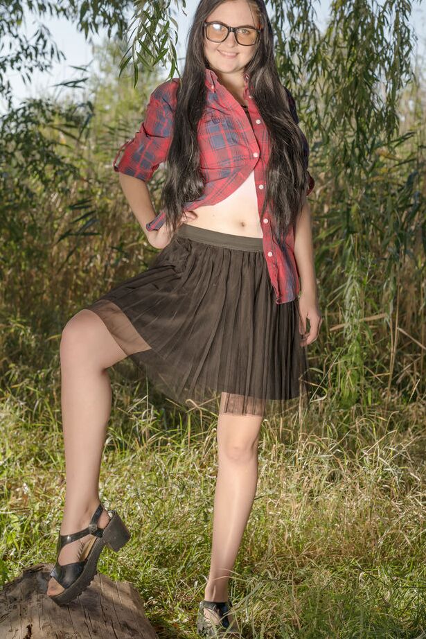16P La joven friki Sonny Moor se quita las gafas y la ropa para ir desnuda al bosque