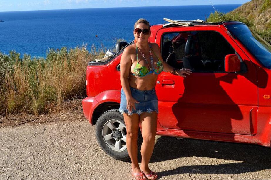 20P Amadora madura Nude Chrissy fica completamente nua em um local à beira-mar