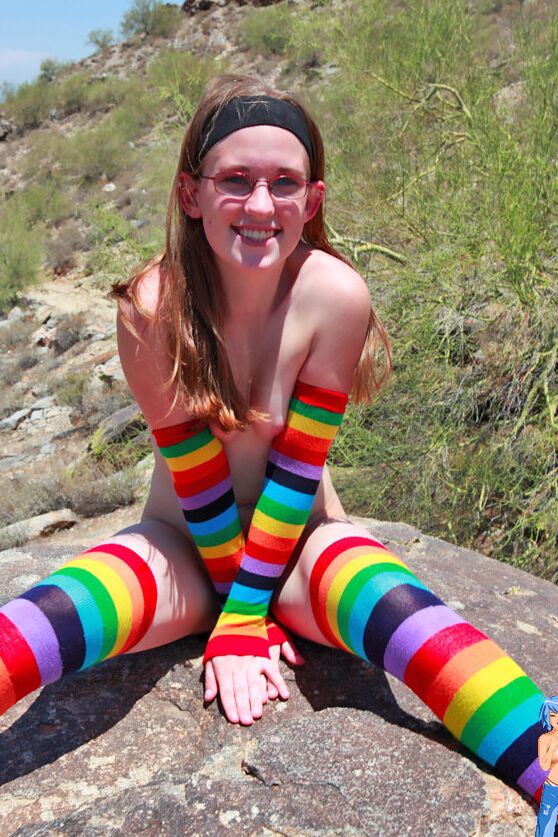 15P Weißes Teenager-Häschen zieht auf einem Felsvorsprung die bunten Arm- und Beinsocken aus