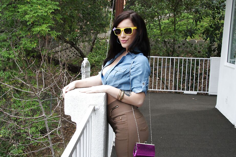 16P La jeune salope Noelle Easton lève ses lunettes de soleil pour branler sa chatte dehors.
