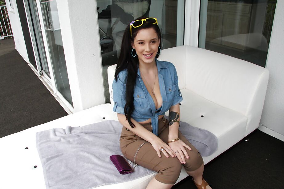 16P La jeune salope Noelle Easton lève ses lunettes de soleil pour branler sa chatte dehors.