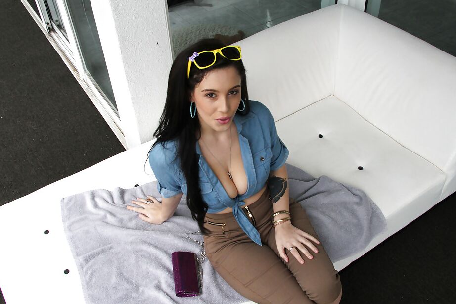 16P La jeune salope Noelle Easton lève ses lunettes de soleil pour branler sa chatte dehors.