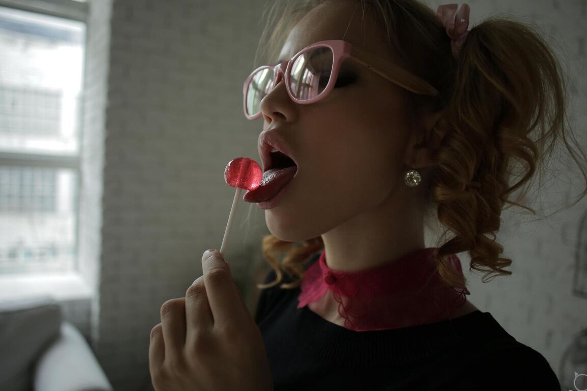 21P A adorável adolescente loira BendyQ lambe um pirulito e mostra seus peitos incríveis