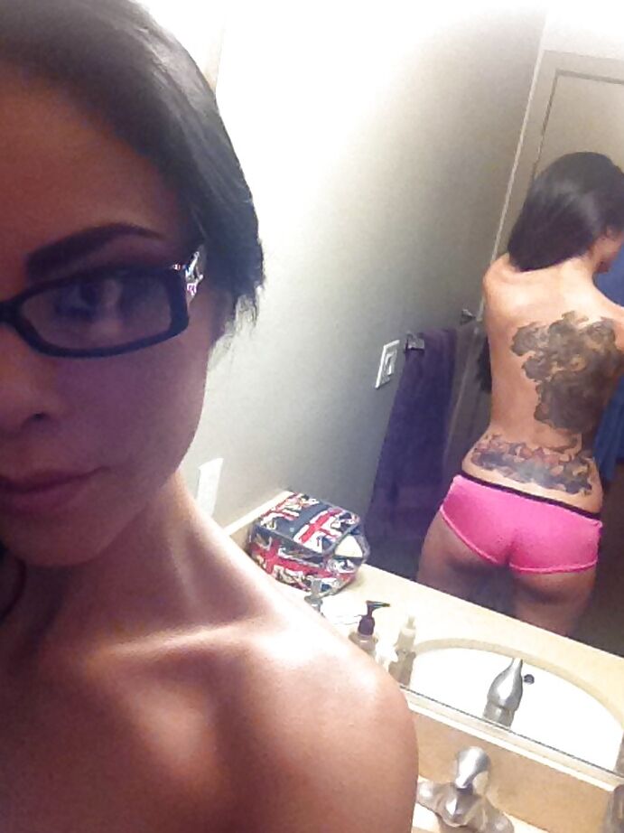 16P Bombón latino tatuado con gafas makayla marie quitándose la ropa