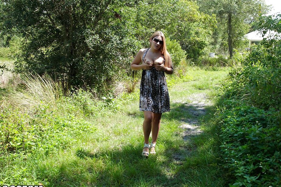 16P Die lustvolle Teenager-Amateurin Carmen Knoxx spielt mit ihrem rasierten Muff im Freien