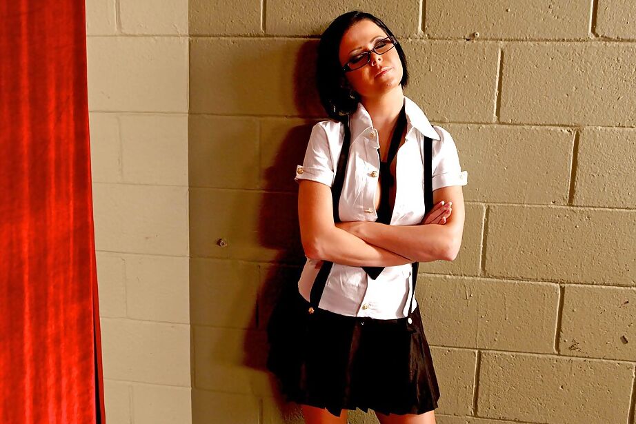 16P Adolescente sexy con gafas y uniforme escolar Loni Evans taladrada duro