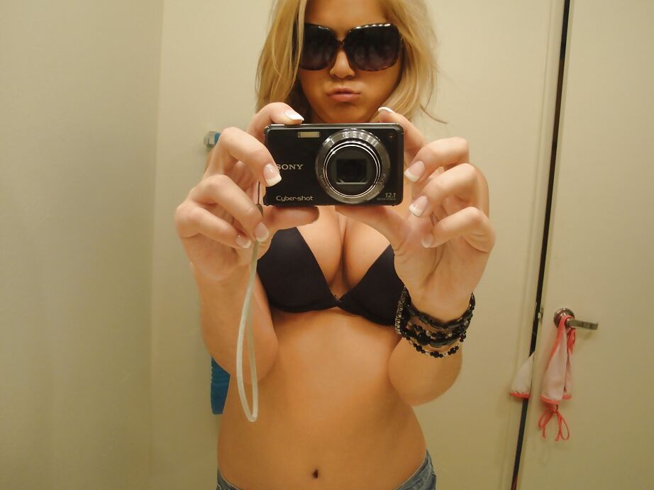 16P La jeune Ashley Abott se déshabille pour montrer ses petits seins et sa chatte.