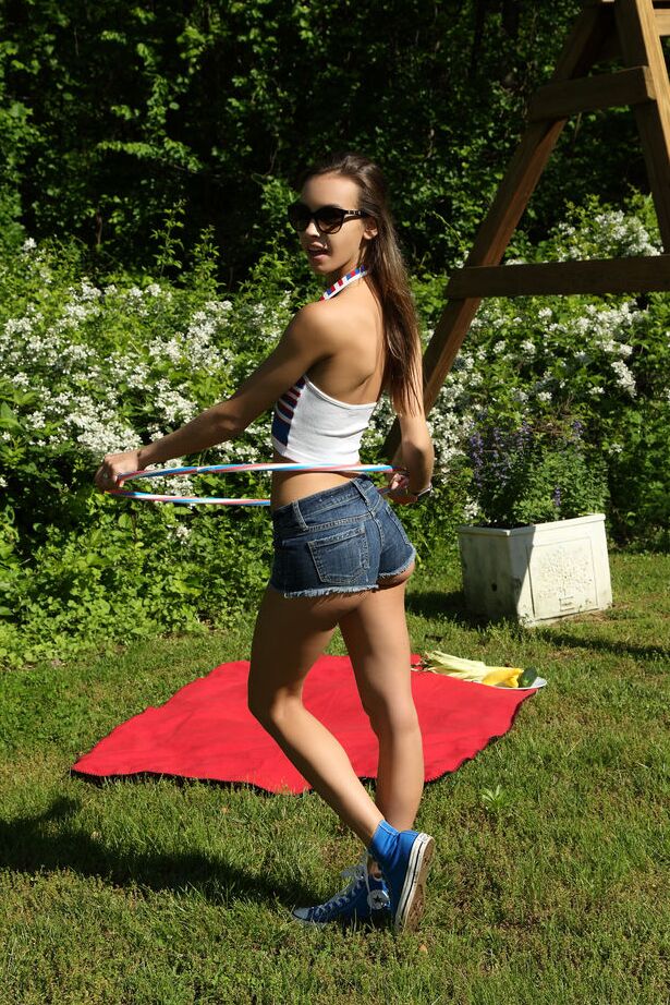 Die 16P Young Charity Crawford steckt ihre Muschi auf