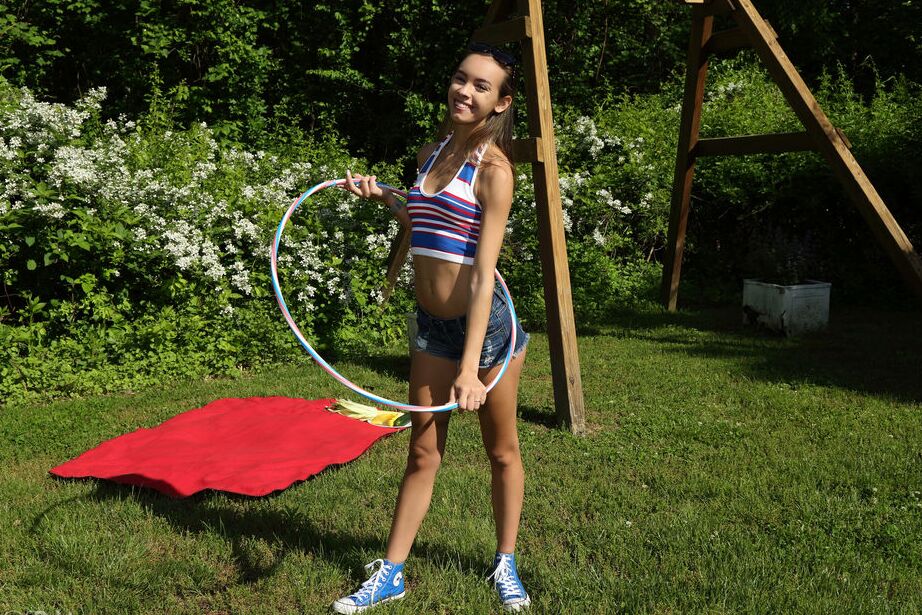 Die 16P Young Charity Crawford steckt ihre Muschi auf