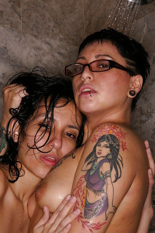 16P Lesbiana delgada se divierte lamiendo el coño en la ducha con su amiga tatuada