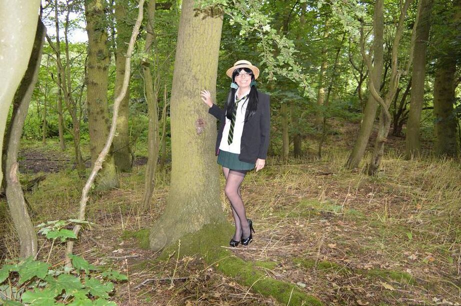 20P 年上の素人バービーふしだらな女が森の中で女子高生のアパレルを着て露出する