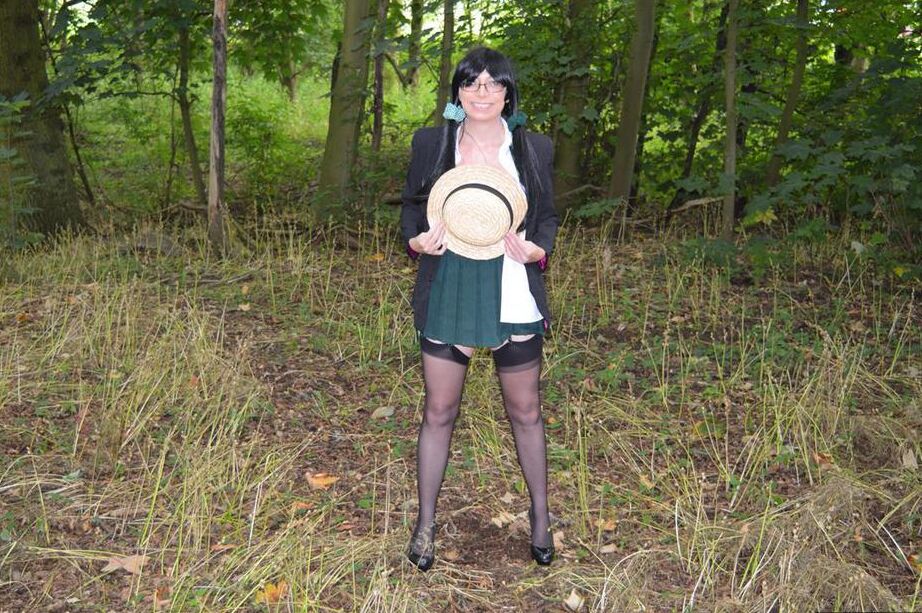 20P 年上の素人バービーふしだらな女が森の中で女子高生のアパレルを着て露出する