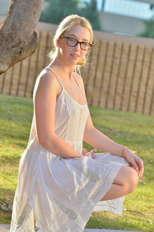 15P Adolescente flexible con gafas se estira para jugar desnudo bajo la falda y anal al aire libre