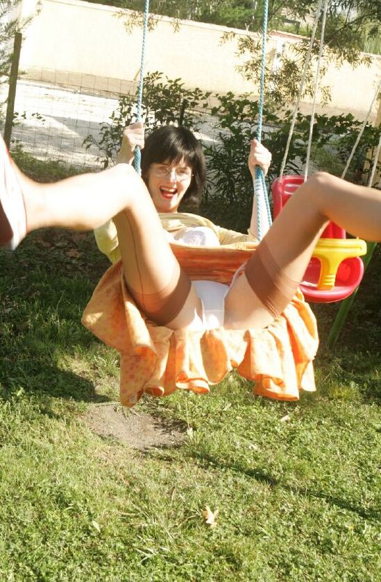 12P Senhora madura sexy de óculos se divertindo e se despindo ao ar livre
