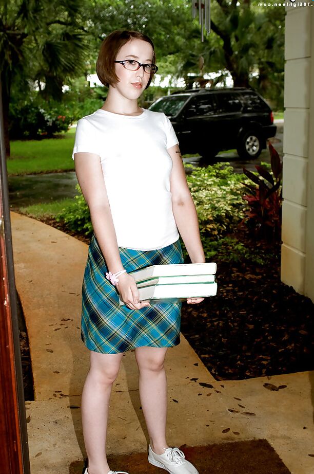 16P Jenny Alexander – adolescente nerd que adora sexo hardcore de óculos