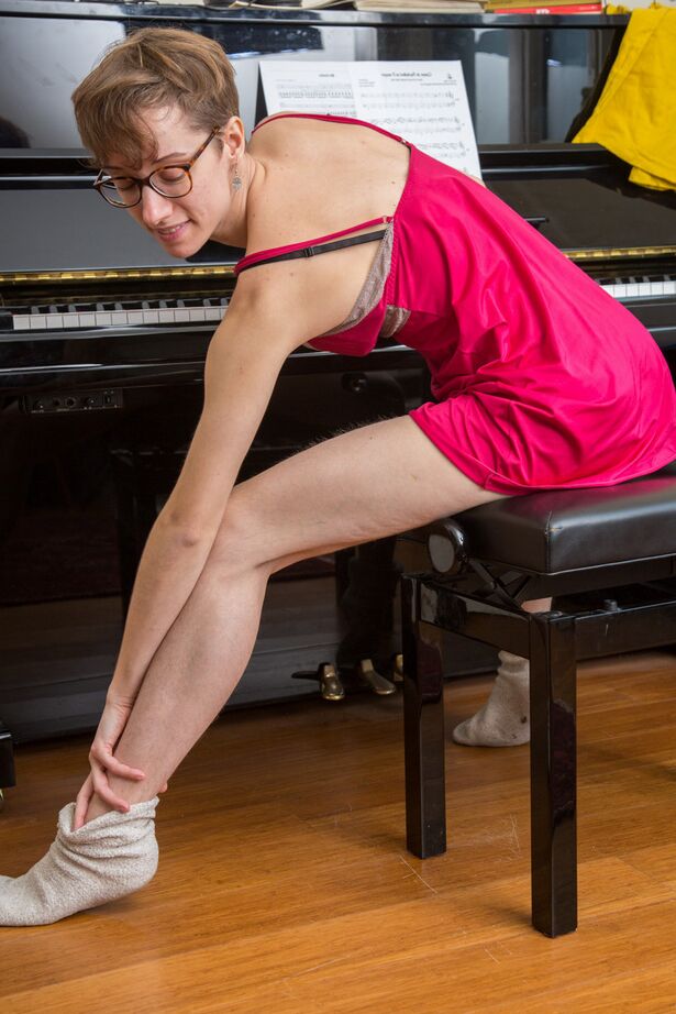 16P La nerd amateur Gretchen abre su coño peludo y procede a tocar el piano