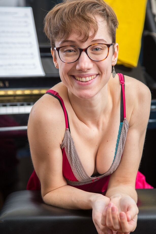 16P La nerd amateur Gretchen abre su coño peludo y procede a tocar el piano