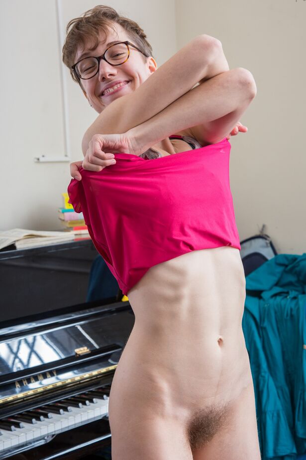 16P La nerd amateur Gretchen abre su coño peludo y procede a tocar el piano