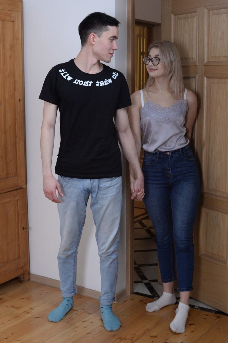 21P Anna Krowe, une adolescente geek de 19 ans, goûte au sperme après une chevauchée de bite sauvage