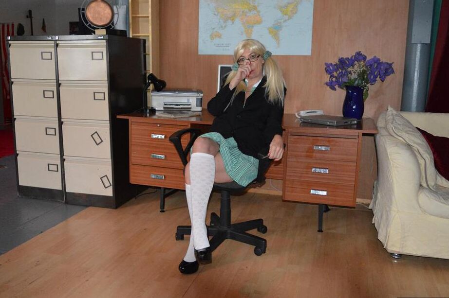 20P A loira mais velha Barby Slut se expõe enquanto usava roupas de colegial