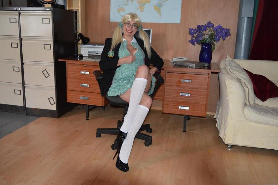 20P A loira mais velha Barby Slut se expõe enquanto usava roupas de colegial