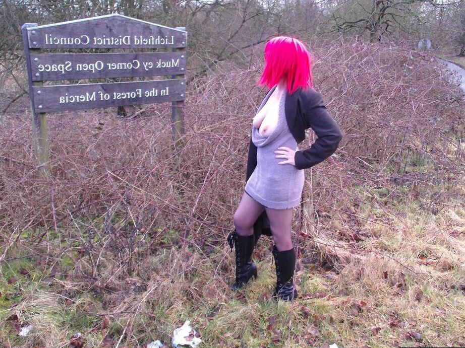 20P любительская телочка Barby Slut светит своими сиськами и щелью в разных местах Великобритании
