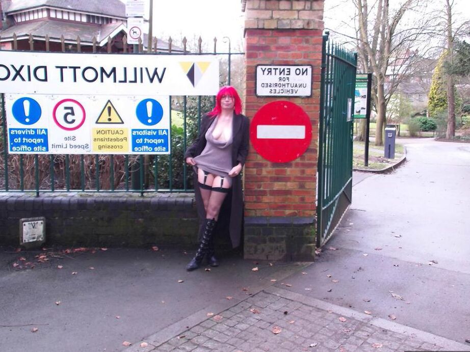 20P любительская телочка Barby Slut светит своими сиськами и щелью в разных местах Великобритании