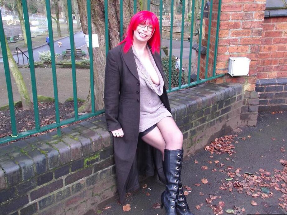 20P любительская телочка Barby Slut светит своими сиськами и щелью в разных местах Великобритании