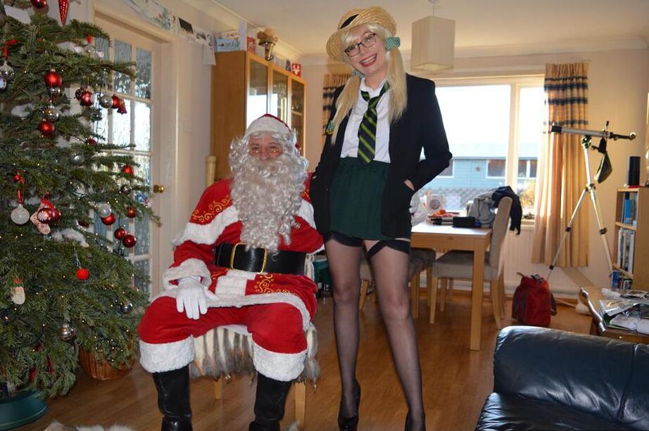 20P Blonde Amateurin Barby Slut gibt dem Weihnachtsmann einen BJ in Schulmädchenkleidung