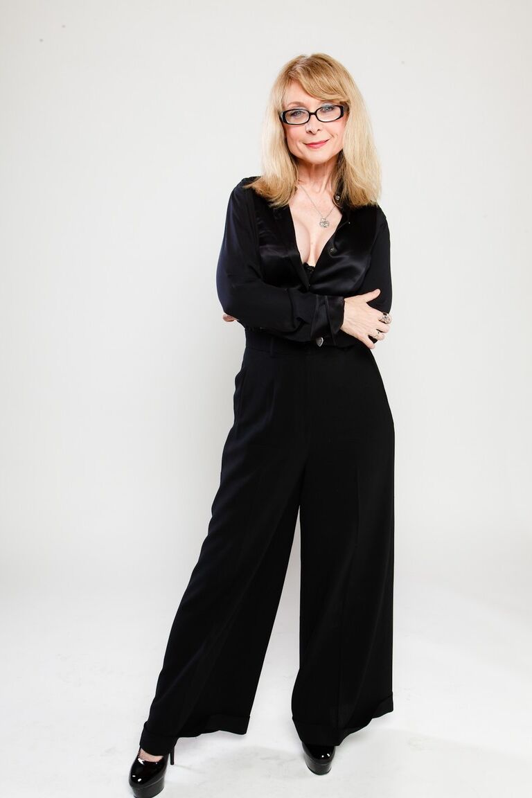 15P La famosa estrella porno Nina Hartley modela sin desnudos con la estrella porno masculina Sean Michaels