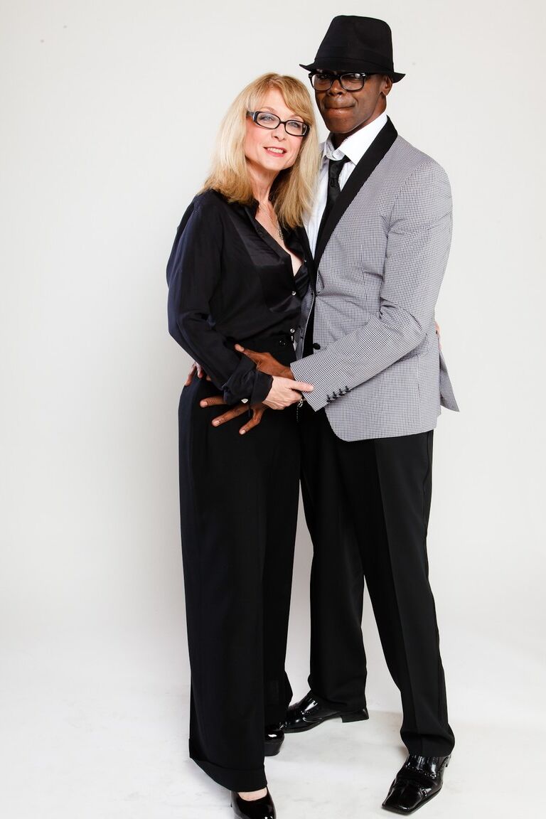 15P La famosa estrella porno Nina Hartley modela sin desnudos con la estrella porno masculina Sean Michaels