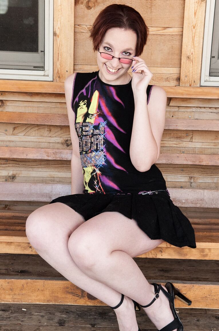 21P Sweet teen com óculos Brandi de Lafey expõe seu corpo