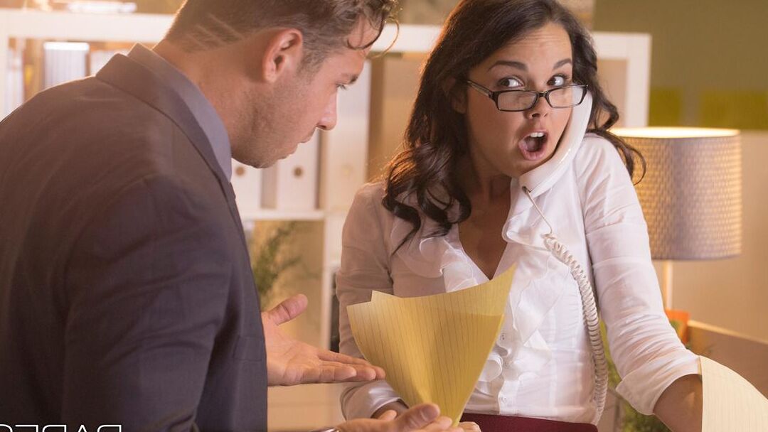 Die 14P-Brünette Dillion Harper mit Brille bekommt beim Reality-Blowjob im Büro Sperma auf die Titten