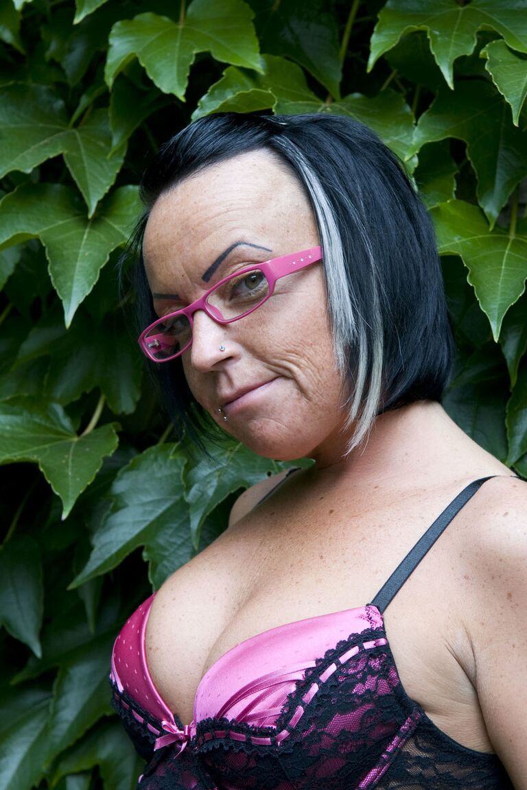 12P La madura amateur Candy Cox hace alarde de su culo desnudo mientras riega su jardín