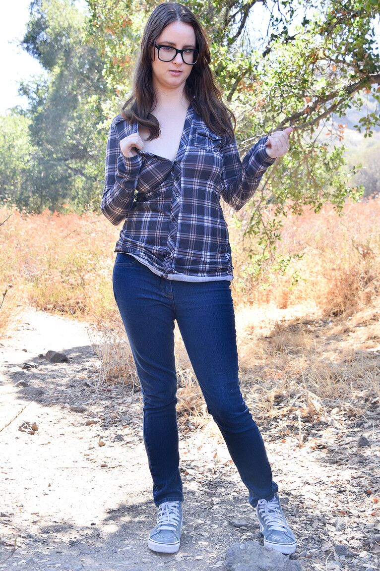 20P Geeky amador MILF Jay revelando e massageando seus seios naturais na natureza