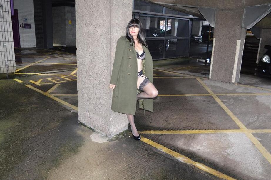 20P 年上のブルネットのバービー女が公共の場所でロングコートを着て点滅する